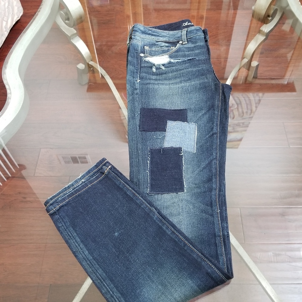 AMERICAN EAGLE high-waisted, distressed jeans